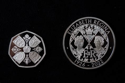 Voici les premières pièces de monnaie à l effigie de Charles III