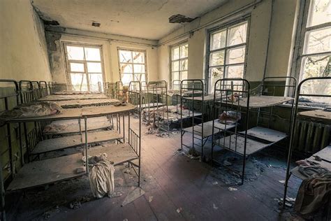 Slaapzaal Met Stapelbedden In Verlaten Kleuterschool Van Tsjernobyl Van