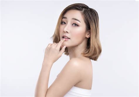 Jeune Femme Asiatique De Beaut Avec La Peau Faciale Parfaite Gestes