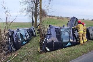 Auto wypadło z drogi i zatrzymało się na drzewie O krok od tragedii