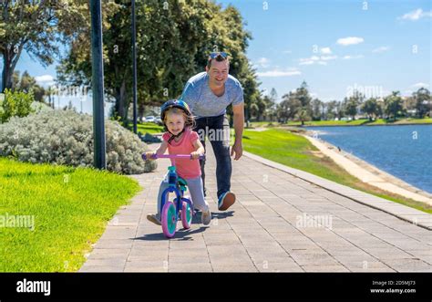 Petite Fille Apprenant Faire Du V Lo Avec Son P Re Dans Le Parc Au