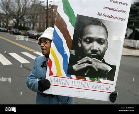 Una Mujer Sostiene Un Cartel Del Dr Martin Luther King Durante Un Desfile Durante El Día De