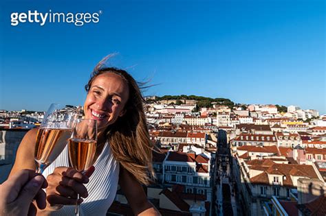 Couple visiting Lisbon 이미지 1422541398 게티이미지뱅크