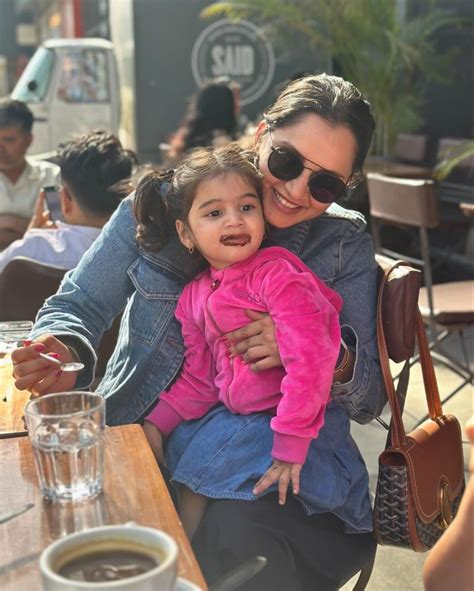 Sania Mirza Family Pictures From Dubai - Pakistan Showbiz