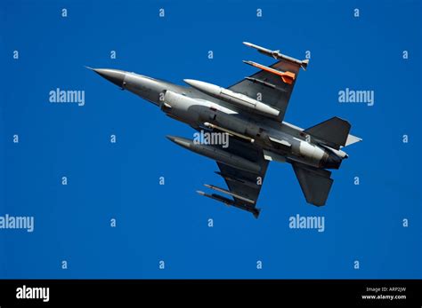 General Dynamics F 16 Fighting Falcon Stock Photo Alamy