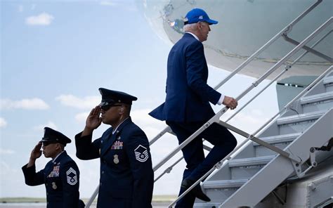 Stati Uniti Joe Biden Inciampa E Cade Sul Palco Durante Cerimonia Dei