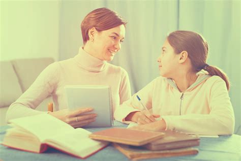 엄마와 딸 학교 숙제를 하 고 8 9 살에 대한 스톡 사진 및 기타 이미지 8 9 살 가족 결정 Istock