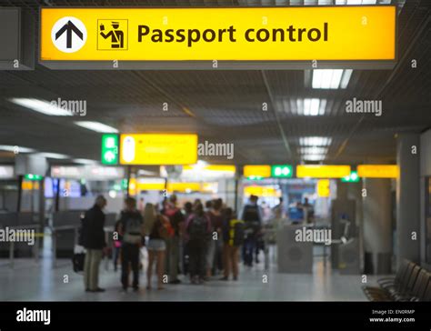 Contrôle Des Passeports à Laéroport De Schiphol Banque Dimages Photo Stock 81767862 Alamy