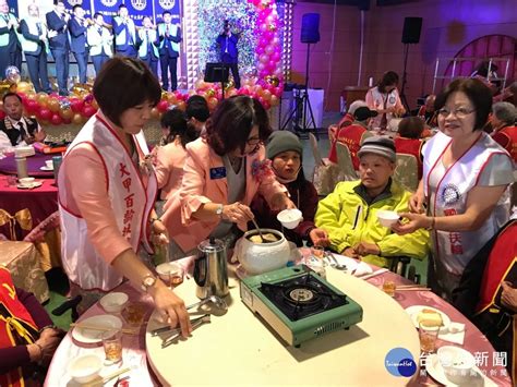 大甲百齡扶輪社辦歲末感恩餐會 獨居長輩有吃有拿溫馨四溢 台灣好新聞 Taiwanhot