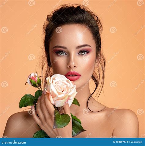 Schönes Weißes Mädchen Mit Rose Betäubung Brunette Mädchen Mit Weißer Blume Nahaufnahmegesicht