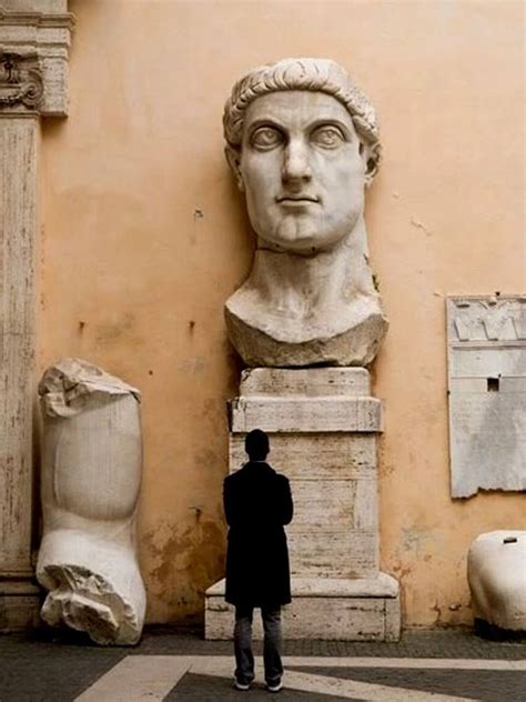 Restos De La Colosal Estatua De Constantino Del Museo Capitolino