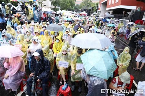 「青鳥行動」冒雨聚集立院外！怒吼：我們是國民黨、民眾黨動員的 Ettoday政治新聞 Ettoday新聞雲