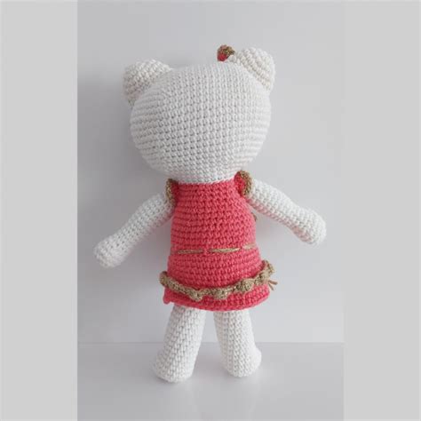 Pembe Elbiseli Beyaz Kedi Örgü Oyuncak Amigurumi Miamano