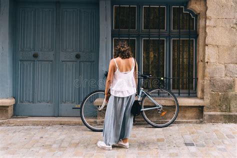 Mulher Estacionando Bicicleta Na Porta Antiga Da Casa Imagem De Stock