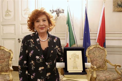 Catania La Consegna Della Candelora D Oro Ad Agata Rosalba Zappal