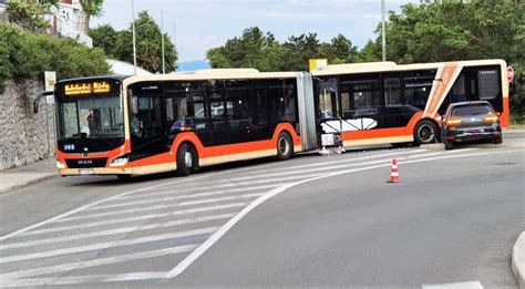 Prometna Nesre A U Fu Inskoj Ulici Automobil Se Zabio U Autobus