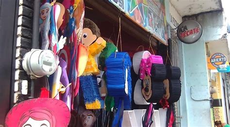 El Heraldo de Tuxpan Elaboran piñatas