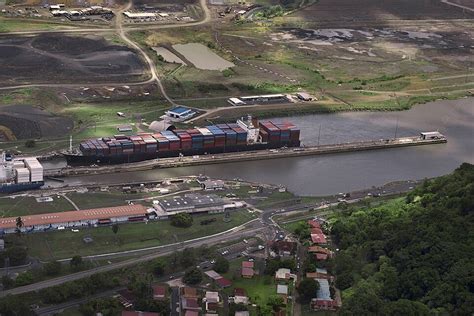 Fundo Navios Que Transportam Mercadorias Passando Pelas Eclusas De