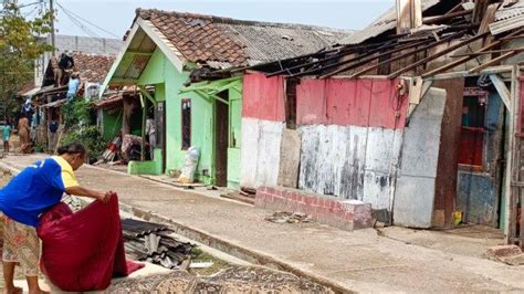 Pasangan Lansia Di Baleendah Terjebak Di Rumah Yang Hancur Akibat Hujan