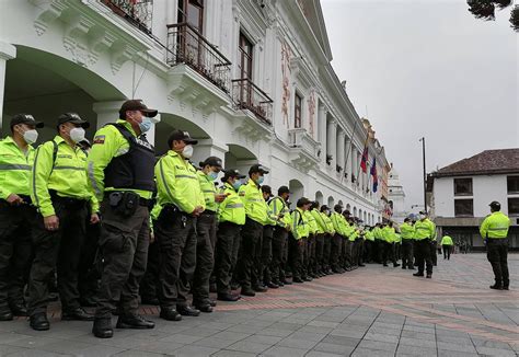 Refuerzan La Seguridad Por El Megaferiado De Cinco Días En Ecuador