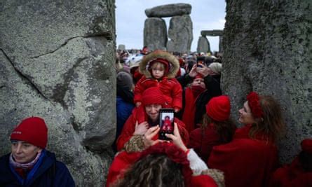 ‘A time to reflect’: crowds celebrate winter solstice at Stonehenge ...