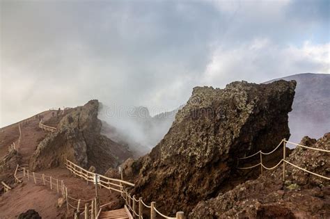 Viagem Fascinante E Perigosa Em Torno Da Borda Do Vulc O O Monte Ves