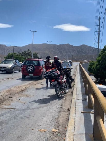 J Venes Motociclistas Derrapan En Puente Vehicular En Torre N El