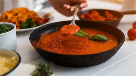 Pomì da 40 anni salsa e polpa di pomodoro italiani per la cucina