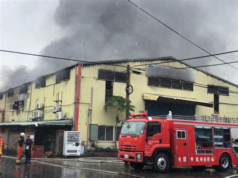 桃園蘆竹橡膠工廠大火 數公里外大量黑煙竄天 消防局 鐵皮工廠 大紀元