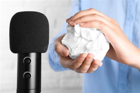 Mulher Fazendo Sons De Asmr Com Microfone E Papel Amassado Fechado Foto