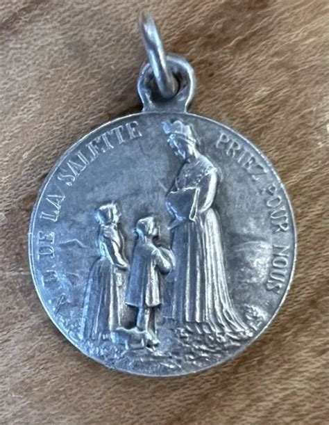 MÉDAILLE RELIGIEUSE ANCIENNE Notre Dame De La Salette Métal Argenté