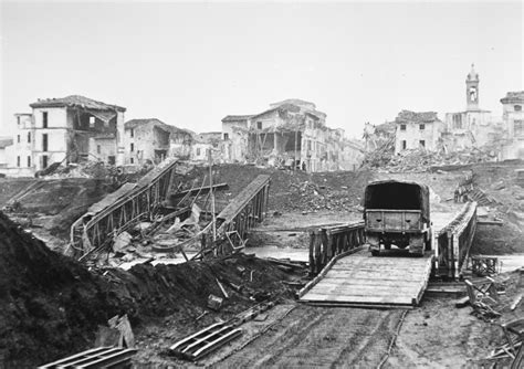 Il Ponte Bailey Sul Lamone Accanto Alle Rovine Del Ponte Di Ferro