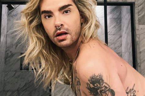 Tokio Hotel Frontmann Bill Kaulitz lässt sich nackt im Fotostudio ablichten