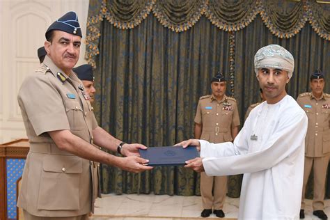 قائد سلاح الجو السلطاني يسلم شهادة الإجادة وشهادات مدربي الطيران والملاحة الجوية صحيفة وهج