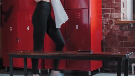 Vidéos Pour Les Femmes Dans Les Vestiaires Les Femmes Dans Les Vestiaires Clips Vidéo Hd 4k