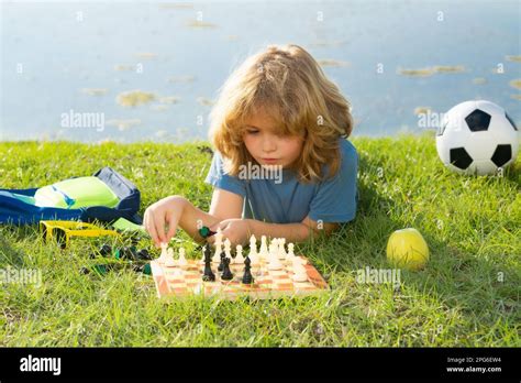 Juego de ajedrez para niños Niño jugando al ajedrez Juegos y