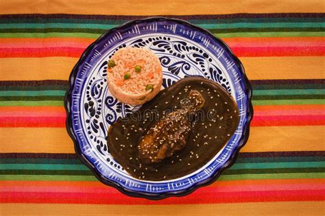 Mole Poblano Mit Huhn Und Reis Ist Mexikanisches Lebensmittel In Puebla