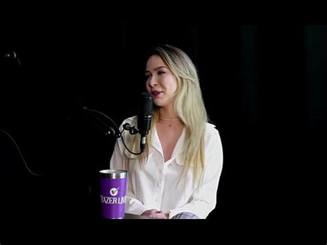 Está fazendo bastante sexo anal gozou tem um vibrador que a faz ter squirting sozinha e o seu