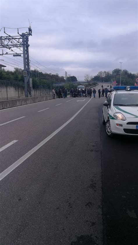 Operai Gianetti Ruote In Strada Traffico In Tilt Alle Porte Di Saronno