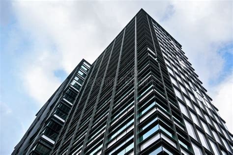 Ventanas En Moderno Rascacielos De Vidrio Y Acero Edificio De Oficinas