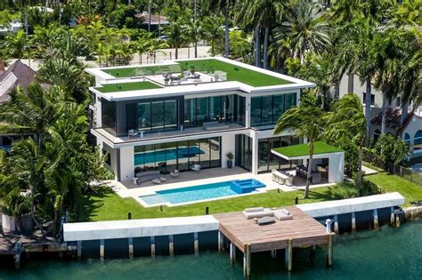 Luxurious Modern Mansion on Venetian Islands with Stunning Miami ...