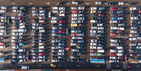 Una Persona Pu Bloccare Un Parcheggio Per Un Auto Che Sta Arrivando O