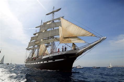 Le Belem le fameux trois mâts de Nantes se refait une beauté à La