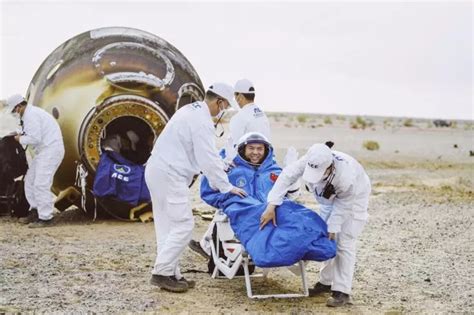 Trois Astronautes Chinois De Retour Sur Terre