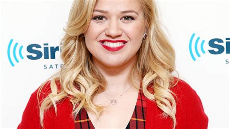 Kelly Clarkson Drinks First Glass Of Wine After Giving Birth To River