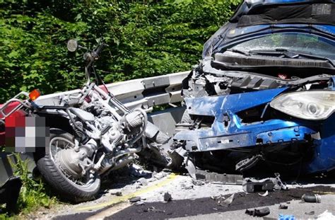 Unfall bei Münsingen Motorradfahrer prallt gegen Auto zwei Menschen