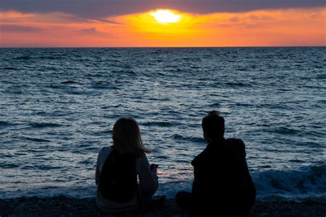 Pareja De Enamorados Viendo La Puesta De Sol Juntos En La Playa Viajes