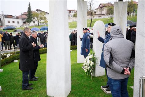 Delegacije Polo Ile Cvije E Na Mezarju Kova I