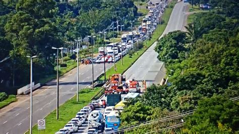 Acidente De Tr Nsito Deixa Quatro Feridos E Congestiona A Epia Sul