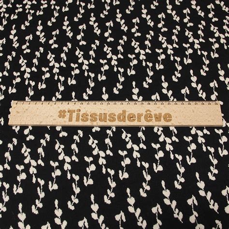 Jacquard Feuillage fond noir blanc cassé vendu au mètre